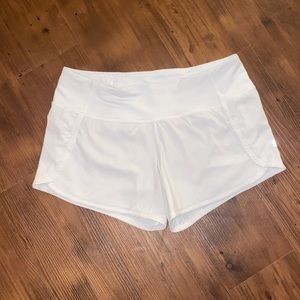 white lululemon shorts🕊